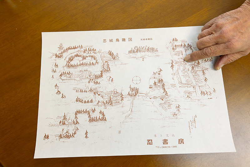 忍城の絵図を印刷したブックカバー。指をさしている箇所が忍書房の辺りと思われる