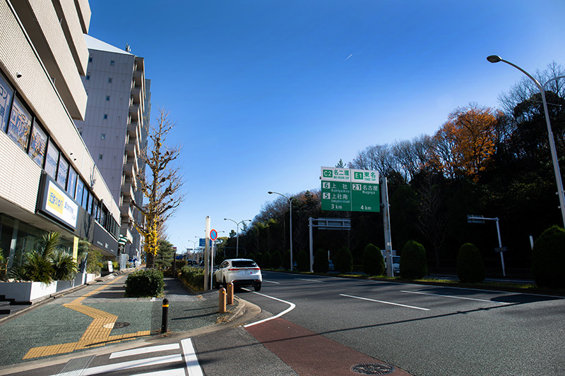 ON READINGは市営地下鉄東山公園駅からすぐ、緑あふれる東山公園の向かいのビルにある