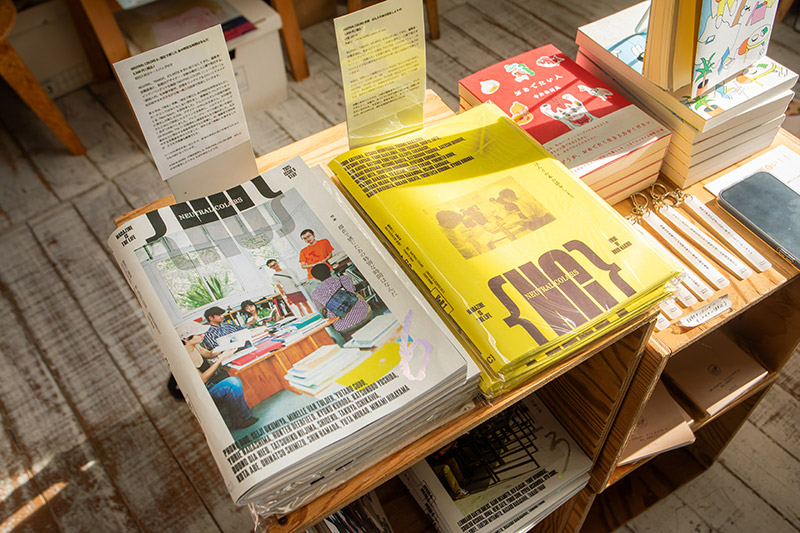 雑誌『NEUTRAL　COLORS　6　特集：滞在で感じたあの特別な時間はなんだ』（左）と『NEUTRAL　COLORS別冊　ほんとの本の話をしよう＃1』。「ON READINGのギャラリーに『NEUTRAL　COLORS』の編集者とデザイナーが11日間滞在し、リソグラフの印刷機械を置いて、編集、印刷、製本までの作業工程を見せる展示を行いました。右はその滞在制作で作ったもの。6号にはその時のリポートの記事を書かせていただきました」と杏子さん