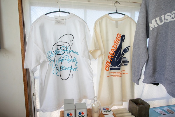 太宰治の小説の一節が描かれたTシャツ(左)とON READINGのオリジナルTシャツ 太宰治の小説の一節が描かれたTシャツ(左)とON READINGのオリジナルTシャツ