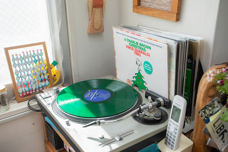 店内にはアナログレコードの音楽がかかっていた