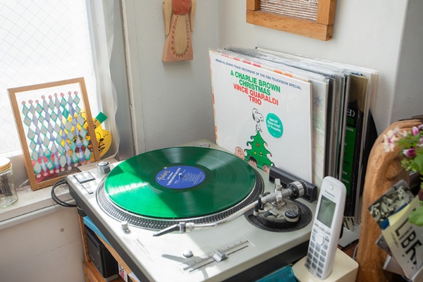 店内にはアナログレコードの音楽がかかっていた 店内にはアナログレコードの音楽がかかっていた
