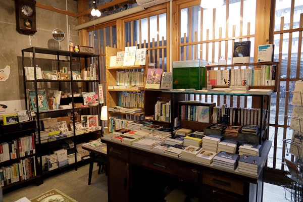 書棚の間には金魚の水槽。金魚の雑貨も扱っている 書棚の間には金魚の水槽。金魚の雑貨も扱っている