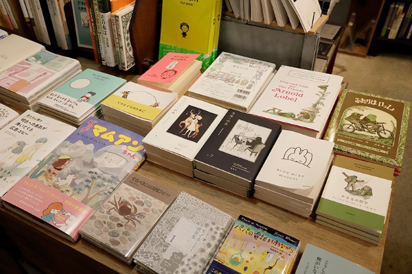 イラストが多め、文字は少なめの本が並ぶ平台 イラストが多め、文字は少なめの本が並ぶ平台