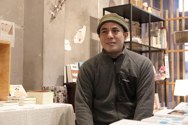 「ゆったりとした雰囲気を大切にして、お店をずっと続けていきたい」と話す砂川さん 「ゆったりとした雰囲気を大切にして、お店をずっと続けていきたい」と話す砂川さん