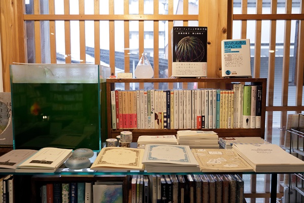 金魚の水槽の横には宮沢賢治をはじめ、独自にセレクトした本や雑貨が並ぶ 金魚の水槽の横には宮沢賢治をはじめ、独自にセレクトした本や雑貨が並ぶ