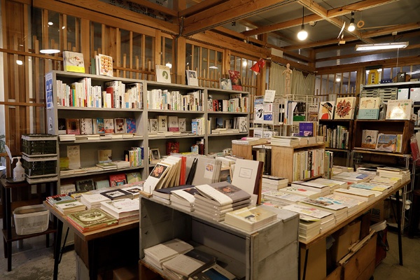お店は約8坪。「普段本を読まない人が圧倒されないように、本を詰めすぎず、あえて隙間をつくっています」 お店は約8坪。「普段本を読まない人が圧倒されないように、本を詰めすぎず、あえて隙間をつくっています」