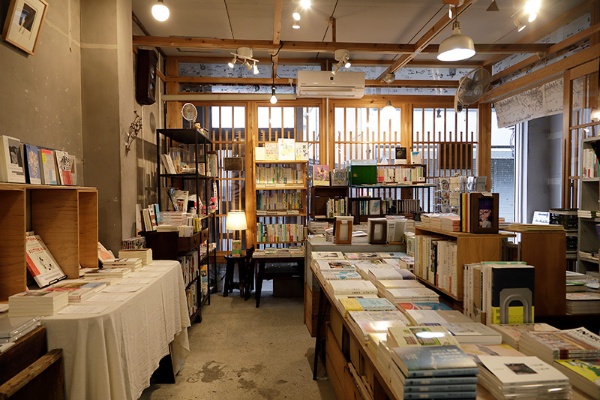 店の奥から入り口を見る。取材に行った1月27日はみぞれが降っていた 店の奥から入り口を見る。取材に行った1月27日はみぞれが降っていた