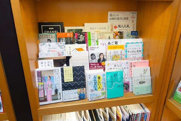 女性客のさまざまな関心に対応した本が並んでいる 女性客のさまざまな関心に対応した本が並んでいる