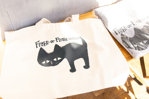 山陽堂書店オリジナルのトートバッグ。イラストレーションの猫はイラストレーターのタダジュンさん。タダジュンさんは『街とその不確かな壁』(村上春樹著)の装画も担当 山陽堂書店オリジナルのトートバッグ。イラストレーションの猫はイラストレーターのタダジュンさん。タダジュンさんは『街とその不確かな壁』(村上春樹著)の装画も担当