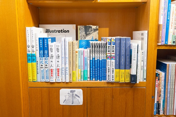 イラストレーター、安西水丸さんの本が並ぶ。安西水丸さんが名付けてくれた個展「七夕の夜」は今年14回目となる。 イラストレーター、安西水丸さんの本が並ぶ。安西水丸さんが名付けてくれた個展「七夕の夜」は今年14回目となる。