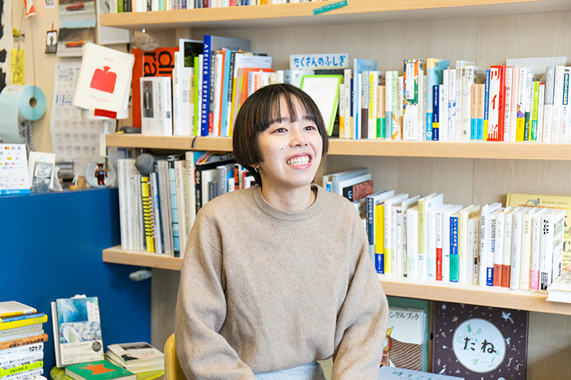 「本屋の仕事と創作のバランスがちょうどいい具合で、ストレスなくやれています」と話す伊藤眸さん 「本屋の仕事と創作のバランスがちょうどいい具合で、ストレスなくやれています」と話す伊藤眸さん