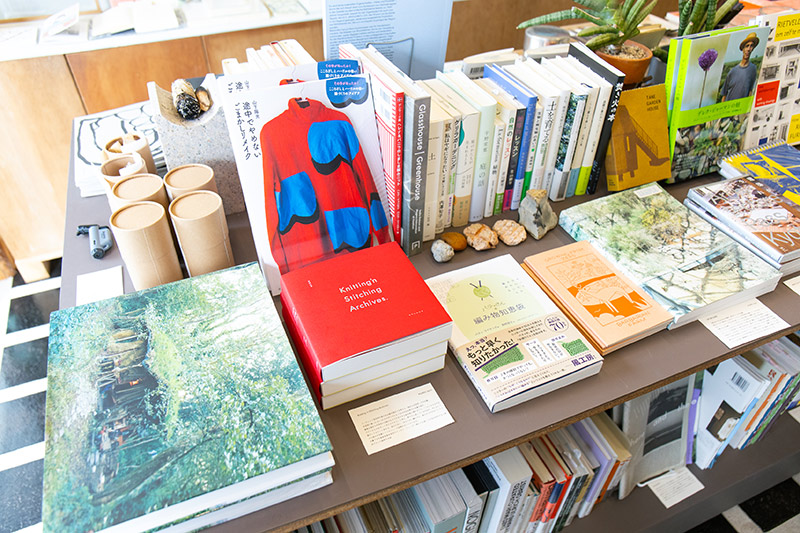 手芸、庭、建築、自然、哲学などの本が、おおまかなつながりで陳列されている