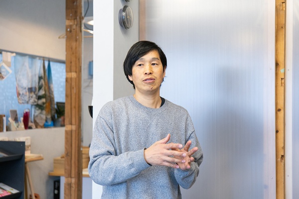 柴山さんは山形の職人と組んで「山の形」というプロダクトレーベルも営んでいる 柴山さんは山形の職人と組んで「山の形」というプロダクトレーベルも営んでいる