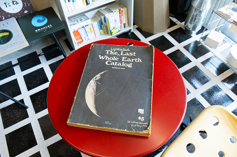 柴山修平さんが入手した『updated The Last Whole Earth Catalog』。500円ぐらいだったそうだ 柴山修平さんが入手した『updated The Last Whole Earth Catalog』。500円ぐらいだったそうだ