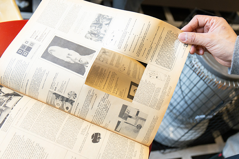 ところどころ切り抜きの跡がある『updated The Last Whole Earth Catalog』。「きっと誰かの役に立ったんでしょうね」と柴山さん ところどころ切り抜きの跡がある『updated The Last Whole Earth Catalog』。「きっと誰かの役に立ったんでしょうね」と柴山さん