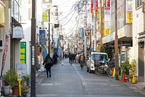 大岡山北口商店街。青熊書店はこの1本西側の路地沿いにある 大岡山北口商店街。青熊書店はこの1本西側の路地沿いにある