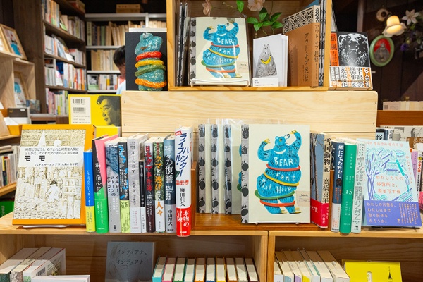 店頭では、boccaさんによる「BEAR can't Play Hoopクマはフラフープができない」の作品展とクマ関連書を展開していた(1月取材時) 店頭では、boccaさんによる「BEAR can't Play Hoopクマはフラフープができない」の作品展とクマ関連書を展開していた(1月取材時)