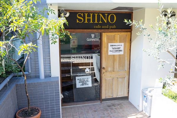 生のギネスビールが飲めるSHINO cafe and pub。「フィッシュアンドチップスなどのおつまみも最高です」と岡村フサ子さん 生のギネスビールが飲めるSHINO cafe and pub。「フィッシュアンドチップスなどのおつまみも最高です」と岡村フサ子さん