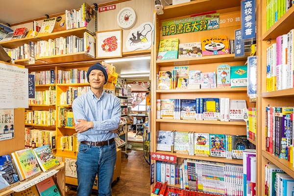 「読書文化の伝道師でありたい」と話す高木久直さん 「読書文化の伝道師でありたい」と話す高木久直さん