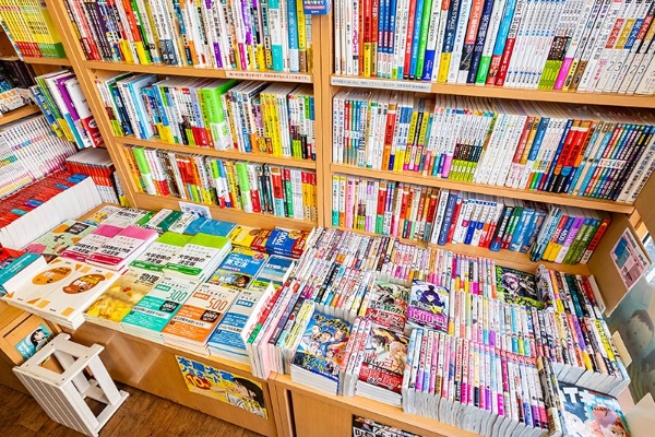 参考書の横に漫画の新刊を並べているのもユニーク。「アメとムチというか、勉強に疲れたら漫画を読むのもいいと思いまして」 参考書の横に漫画の新刊を並べているのもユニーク。「アメとムチというか、勉強に疲れたら漫画を読むのもいいと思いまして」