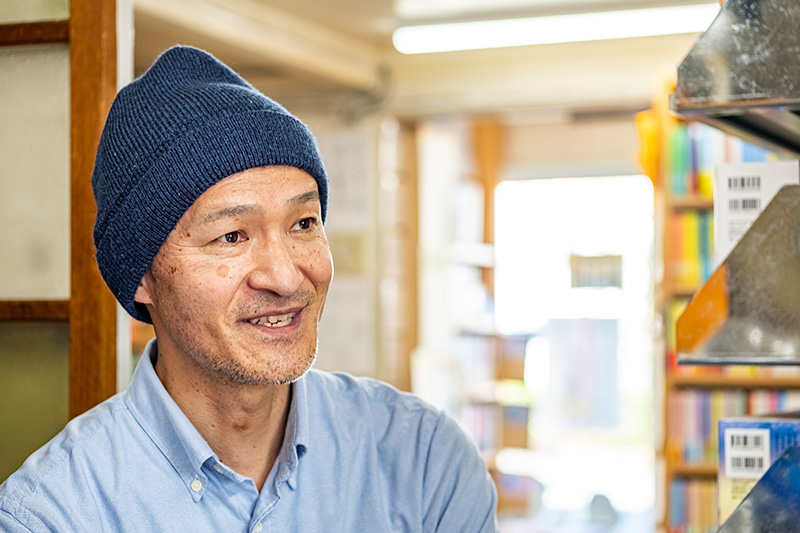 「先日も直木賞作家の永井紗耶子さんがふらっと立ち寄られ、店にある本にサインをしていただきました。アポなしで来る作家さんが多いので、その作家さんの本の在庫がないときは冷や汗をかきます」 「先日も直木賞作家の永井紗耶子さんがふらっと立ち寄られ、店にある本にサインをしていただきました。アポなしで来る作家さんが多いので、その作家さんの本の在庫がないときは冷や汗をかきます」