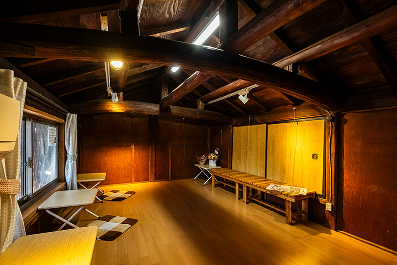 自習室の他、ギャラリーとして各種展示にも使われる屋根裏部屋。利用は無料