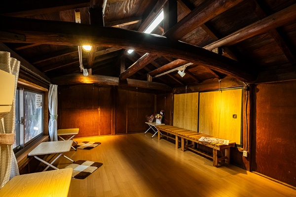 自習室の他、ギャラリーとして各種展示にも使われる屋根裏部屋。利用は無料 自習室の他、ギャラリーとして各種展示にも使われる屋根裏部屋。利用は無料
