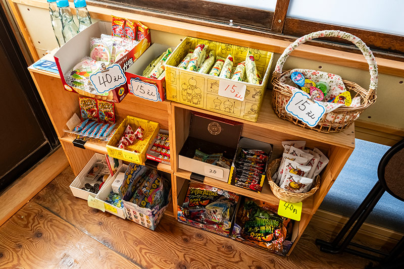 「店に集う子どもたちのために駄菓子を置くようになりました」