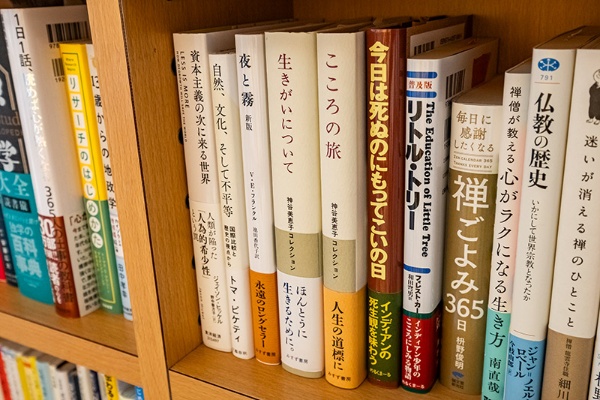 『夜と霧』(V・E・フランクル著・池田香代子訳/みすず書房)、『生きがいについて』(神谷美恵子著/みすず書房)『こころの旅』(同)。「これらは1年に何冊も売れるものではありませんが、人文書の棚を光り輝かせるためには欠かせない、書店の矜持のような本。店内の1割程度はこうした本を忍ばせておきます」 『夜と霧』(V・E・フランクル著・池田香代子訳/みすず書房)、『生きがいについて』(神谷美恵子著/みすず書房)『こころの旅』(同)。「これらは1年に何冊も売れるものではありませんが、人文書の棚を光り輝かせるためには欠かせない、書店の矜持のような本。店内の1割程度はこうした本を忍ばせておきます」
