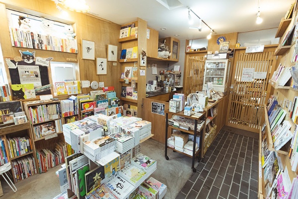玄関を入って手前の部屋。レジ後ろ上の棚にあるのは、3年前に亡くなった店長「三郎」のかぶり物 玄関を入って手前の部屋。レジ後ろ上の棚にあるのは、3年前に亡くなった店長「三郎」のかぶり物