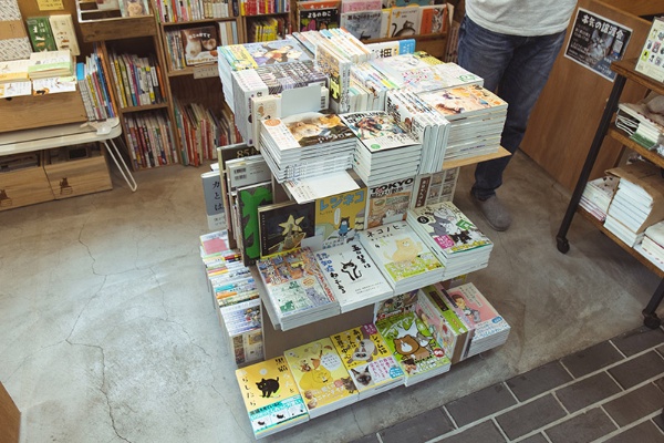 立ち読みしづらいようにという狙いもあって、漫画はレジの近くに配置 立ち読みしづらいようにという狙いもあって、漫画はレジの近くに配置