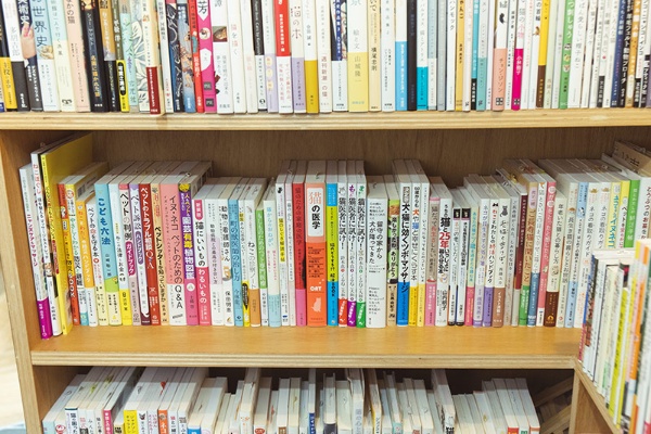 実用書の棚。ペットのトラブル相談や訴訟、みとりについての本などもある 実用書の棚。ペットのトラブル相談や訴訟、みとりについての本などもある