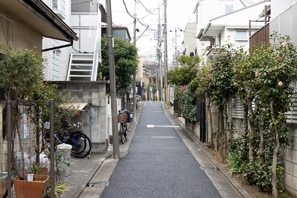 Cat's Meow Booksは東急世田谷線・西太子堂駅から、細い路地を入った先にある。近くには昭和の名優、左卜全(ひだりぼくぜん)の住居跡に立てられた石碑がある Cat's Meow Booksは東急世田谷線・西太子堂駅から、細い路地を入った先にある。近くには昭和の名優、左卜全(ひだりぼくぜん)の住居跡に立てられた石碑がある