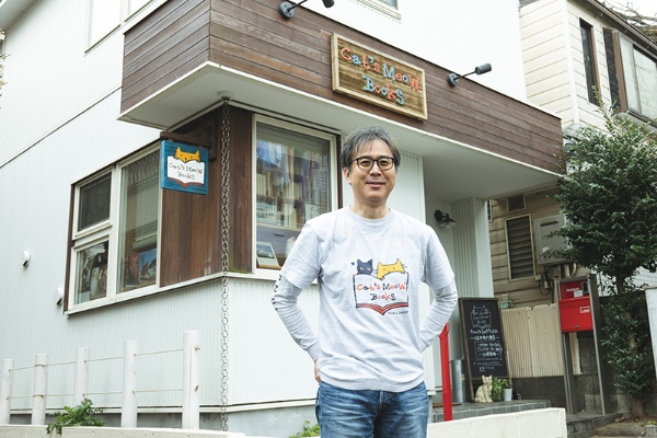 Cat's Meow Booksと安村正也さん。「猫が本屋を助け、本屋が猫を助ける」という斬新なコンセプトで運営されている Cat's Meow Booksと安村正也さん。「猫が本屋を助け、本屋が猫を助ける」という斬新なコンセプトで運営されている