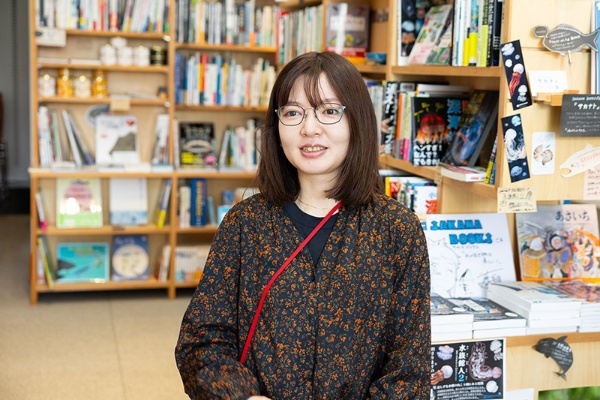 SAKANA BOOKSスタッフの川村まなみさん。科学技術コミュニケーターの肩書も持つ SAKANA BOOKSスタッフの川村まなみさん。科学技術コミュニケーターの肩書も持つ
