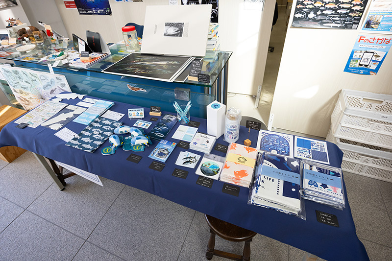 レジ横のカウンターでは葛西臨海水族園のグッズを販売中