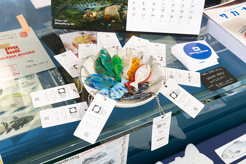 海洋プラスチックごみから作られたbuøy（ブイ）のキーホルダー。タグにあるQRコードから、ゴミが採取された場所とビーチクリーン活動の情報がわかるようになっている