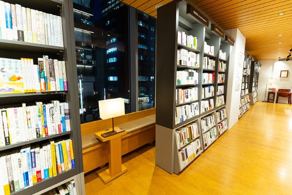 スタンドライトが設置された書棚奥の読書コーナー スタンドライトが設置された書棚奥の読書コーナー