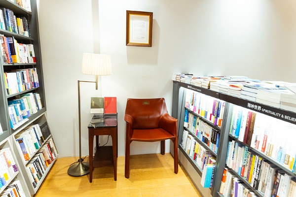 誠品書店の創業者、呉清友が愛用していた椅子のレプリカ。テーブルの上には『誠品時光――誠品と創業者呉清友の物語』が置いてある 誠品書店の創業者、呉清友が愛用していた椅子のレプリカ。テーブルの上には『誠品時光――誠品と創業者呉清友の物語』が置いてある