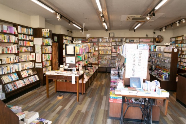 長倉書店の店内。3分の1が伊豆に関係する本だが、一般の新刊書や文庫、マンガ、文房具なども扱う