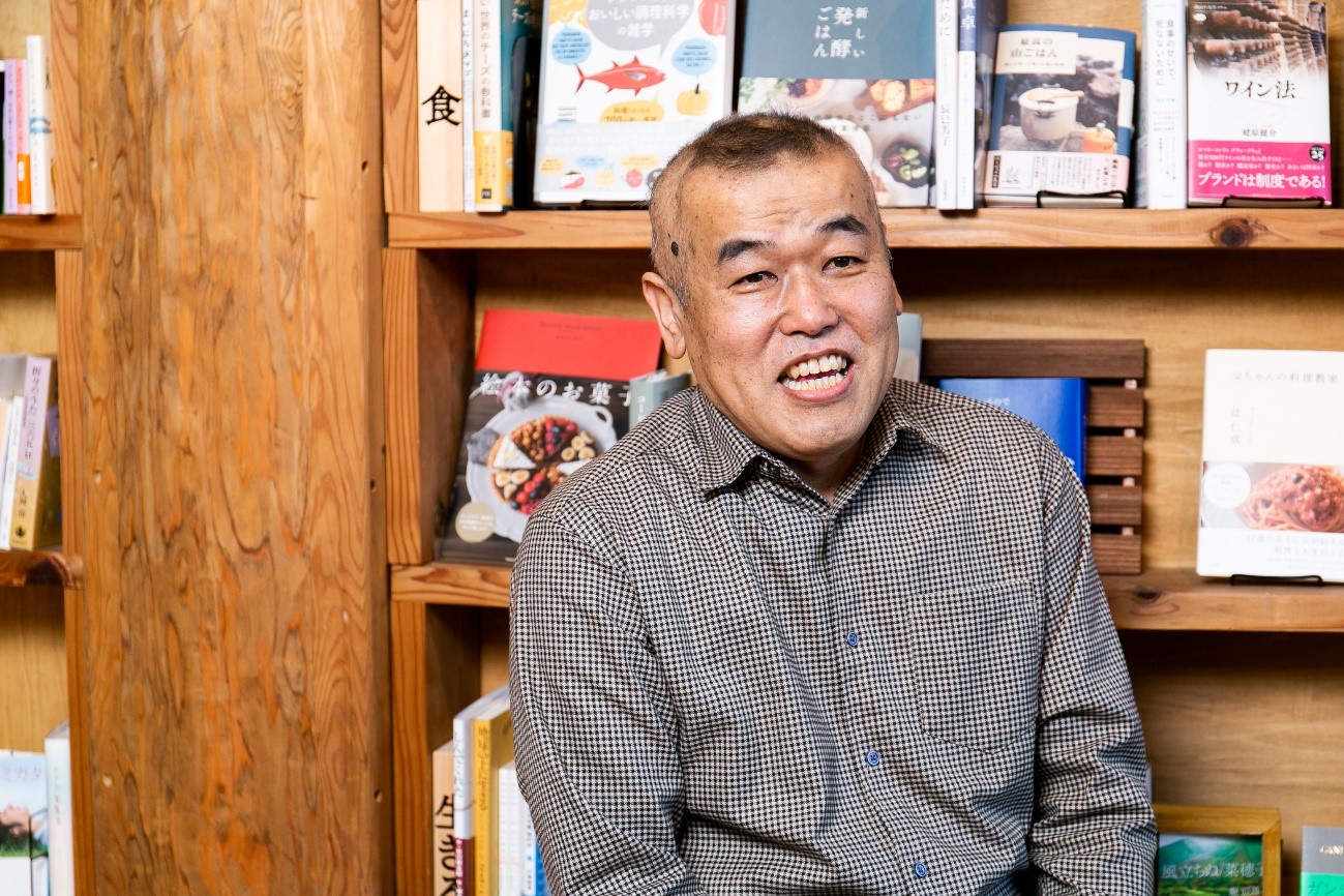 3代目店主の長倉一正さん。個人的に気になる書店は掛川市の「高久書店」、静岡市の「ひばりブックス」、三島市の「えほんやさん」だという