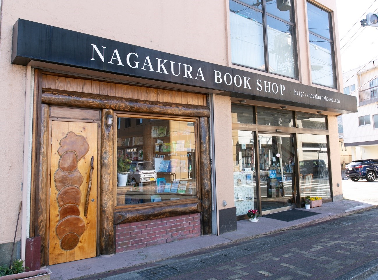 長倉書店・修善寺店は伊豆箱根鉄道駿豆線の終点、修善寺駅から徒歩1、2分の所にある。さらに静岡県駿東郡清水町でサントムーン店を経営する