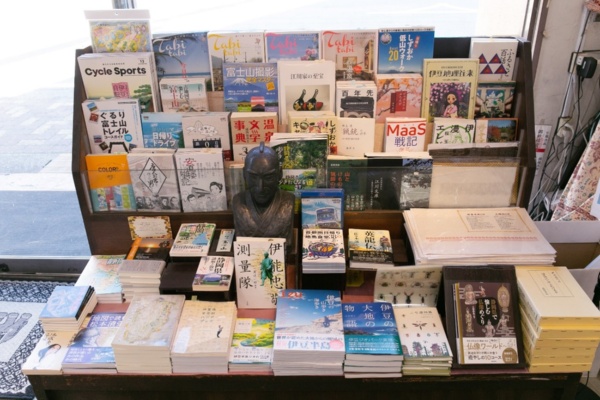 真ん中に置かれているのは、この地域の代官だった江川英龍(ひでたつ)の銅像