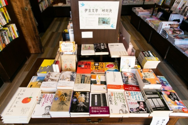 ベストセラー伊豆本コーナーの向かいには文庫本の平台。「伊豆文学 峠対決」というPOPがあり、『伊豆の踊子』(川端康成著/新潮文庫)、『黒い画集』(松本清張著/新潮文庫)、『天城峠』(池波正太郎著/集英社文庫)が並ぶ