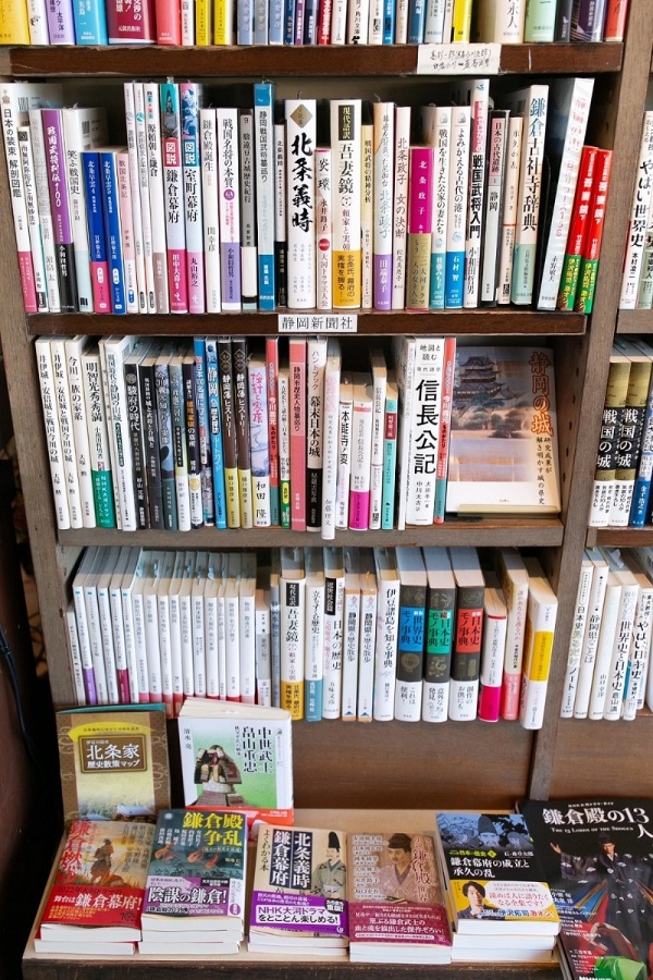 歴史本コーナー。NHK大河ドラマ『鎌倉殿の13人』関連の本がよく売れている