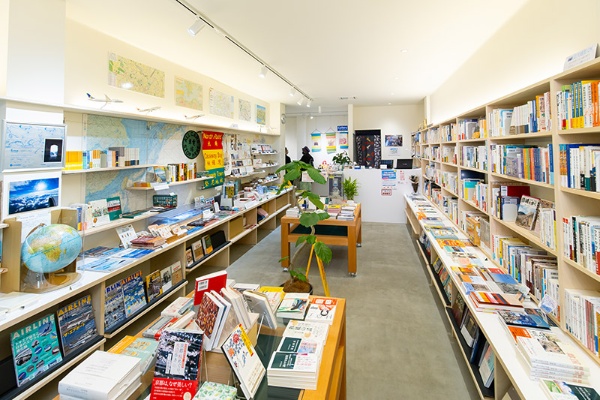 奥行きのある店内。左奥はギャラリー 奥行きのある店内。左奥はギャラリー