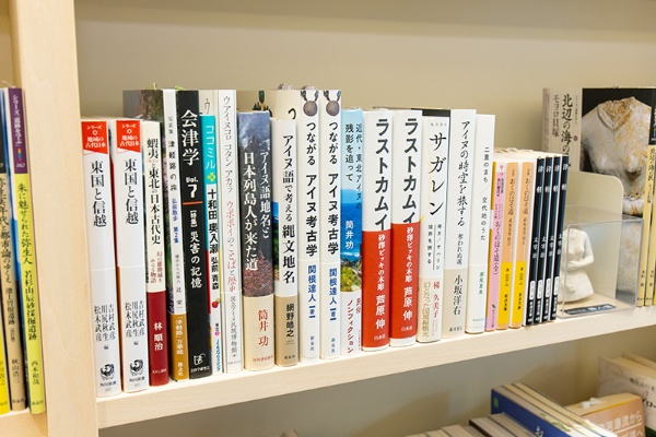 東北・アイヌ・北海道関連の棚。モヨロ貝塚で見つかった「牙製婦人像」(北方のビーナス)のレプリカも飾っている 東北・アイヌ・北海道関連の棚。モヨロ貝塚で見つかった「牙製婦人像」(北方のビーナス)のレプリカも飾っている