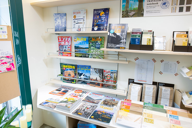旅行雑誌のバックナンバーとトラベラーズノート各種も販売している