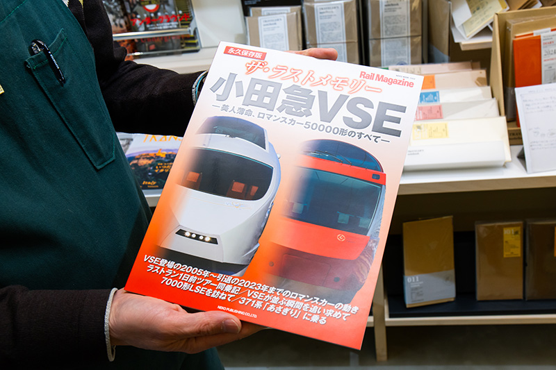 小柳さんは会社員時代、「白いロマンスカー」のプロジェクトに携わった。この列車をデザインした建築家の岡部憲明（岡部憲明アーキテクチャーネットワーク）さんに、店の内装デザインを依頼。「壁と天井の境目が緩やかになっていて、間接照明と空調にこだわっています」